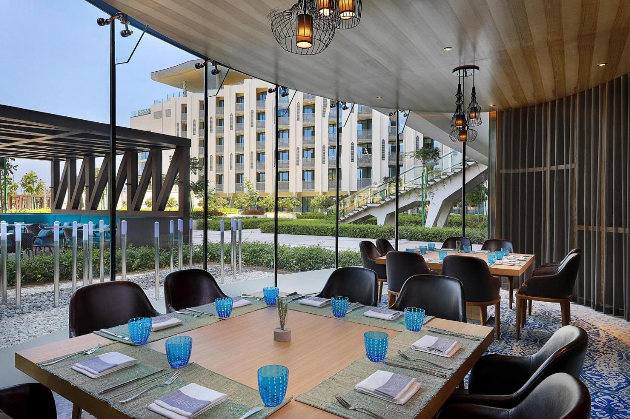 W Muscat Hotel Exterior foto The Deck