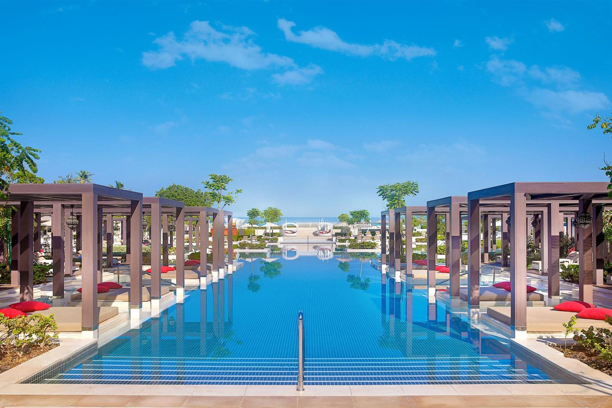 W Muscat Hotel Exterior foto The pool at the resort