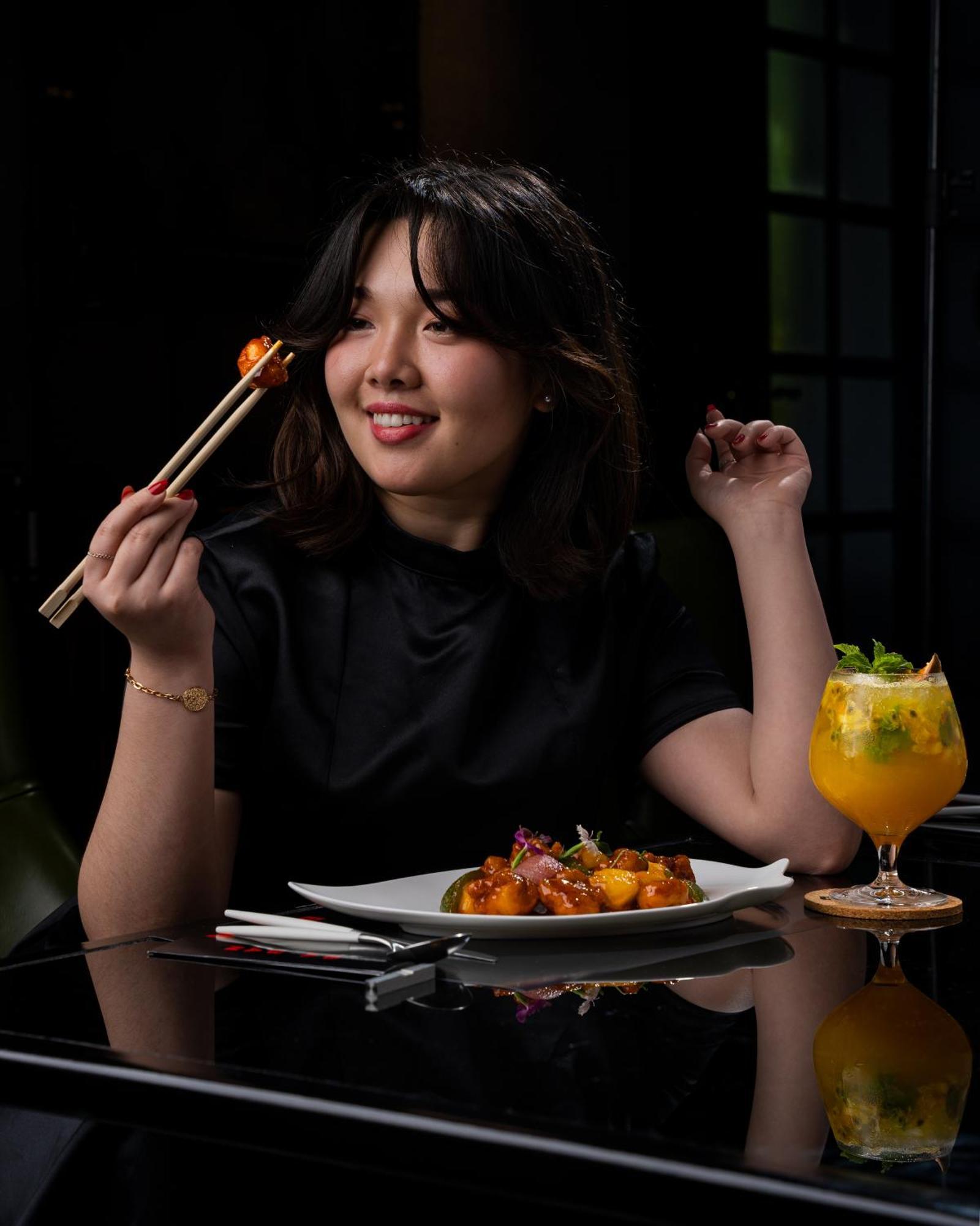 W Muscat Hotel Exterior foto A woman eating with chopsticks