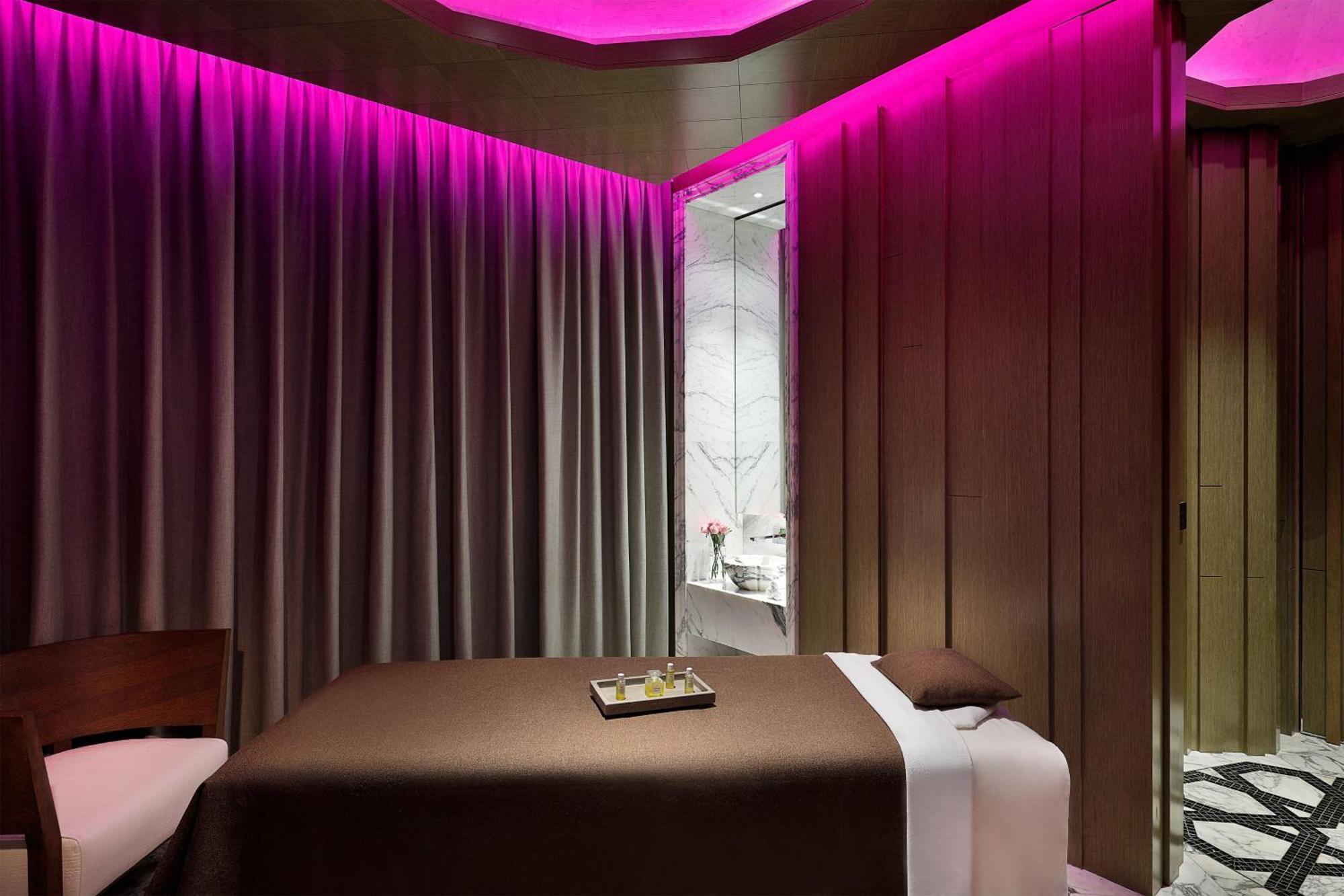 W Muscat Hotel Exterior foto A treatment room at the spa