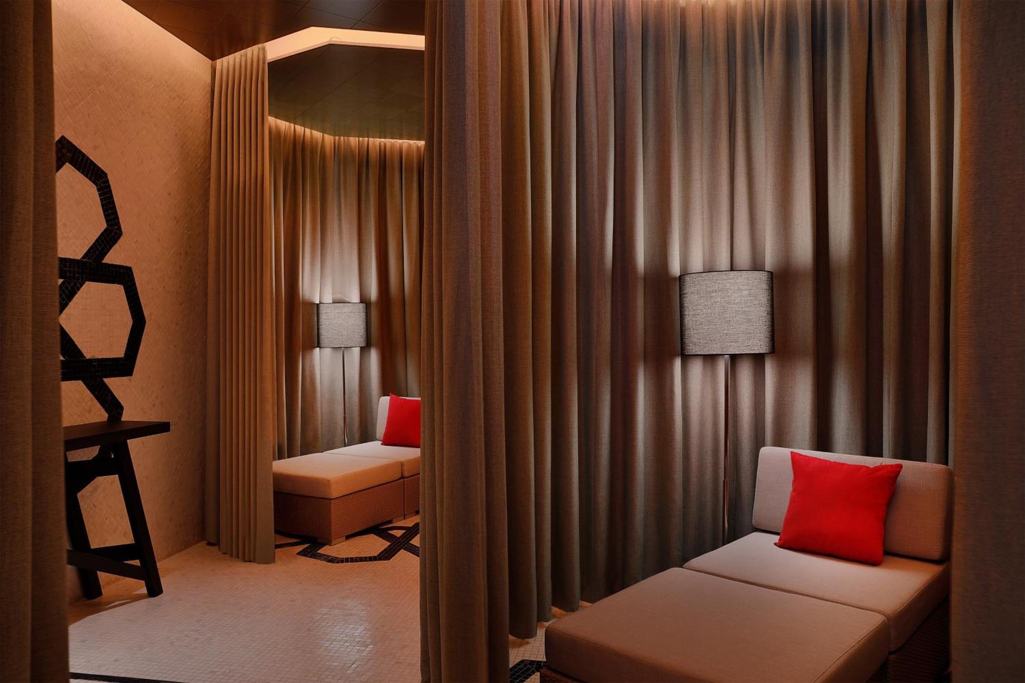 W Muscat Hotel Exterior foto A treatment room at the spa