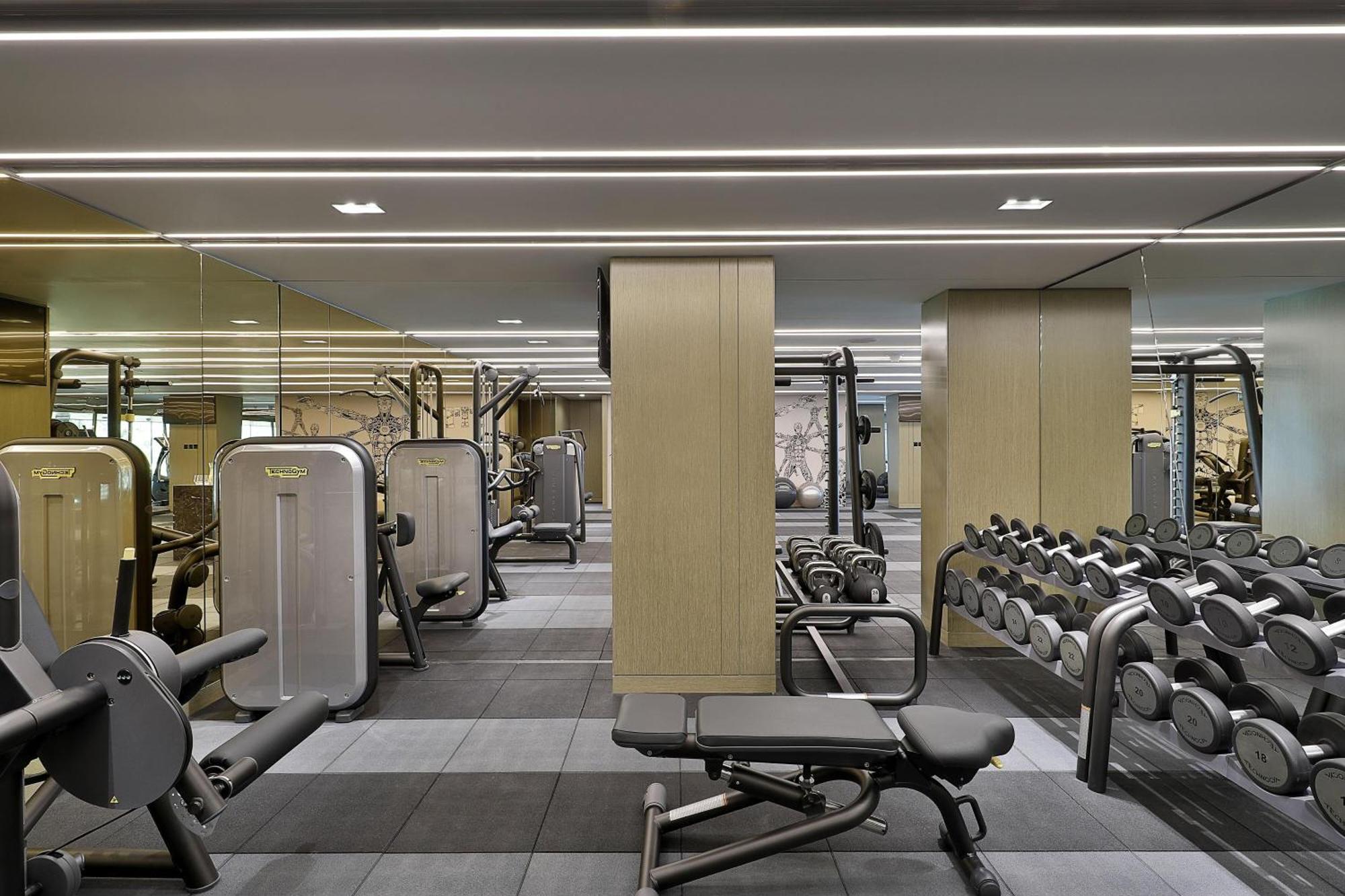 W Muscat Hotel Exterior foto The gym at The Dorchester